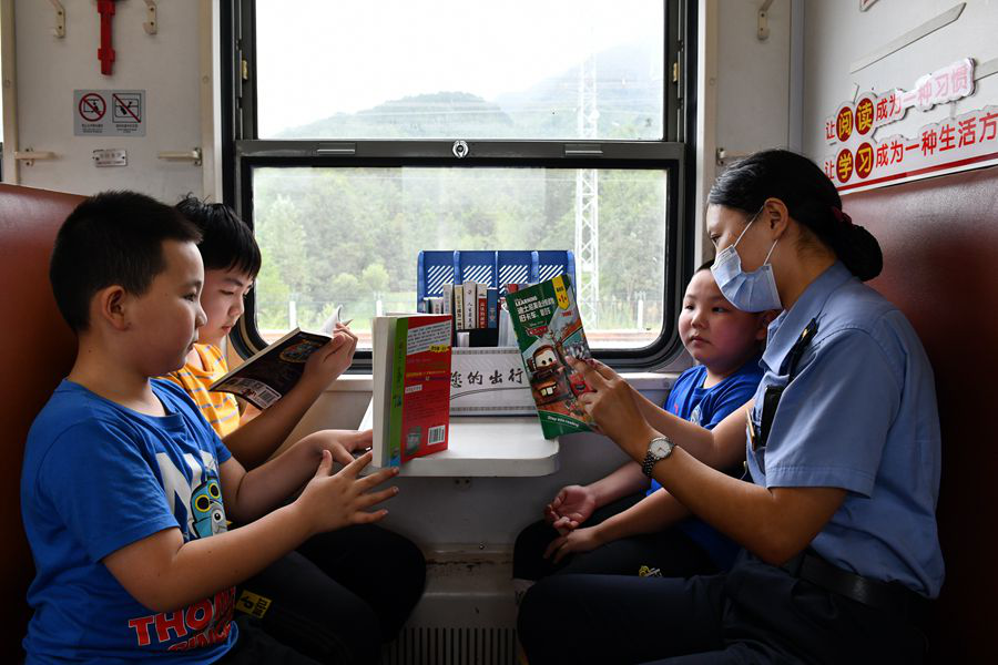 秦巴山区小慢车上的“安全课”