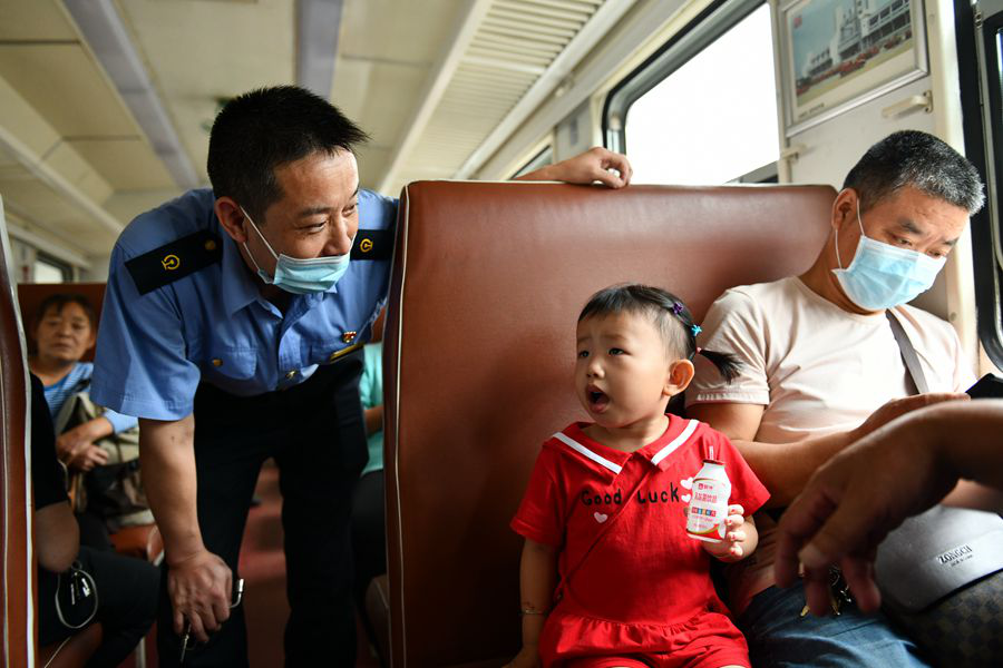 秦巴山区小慢车上的“安全课”